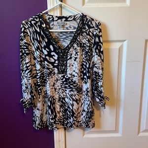 A quarter sleeve length blouse
